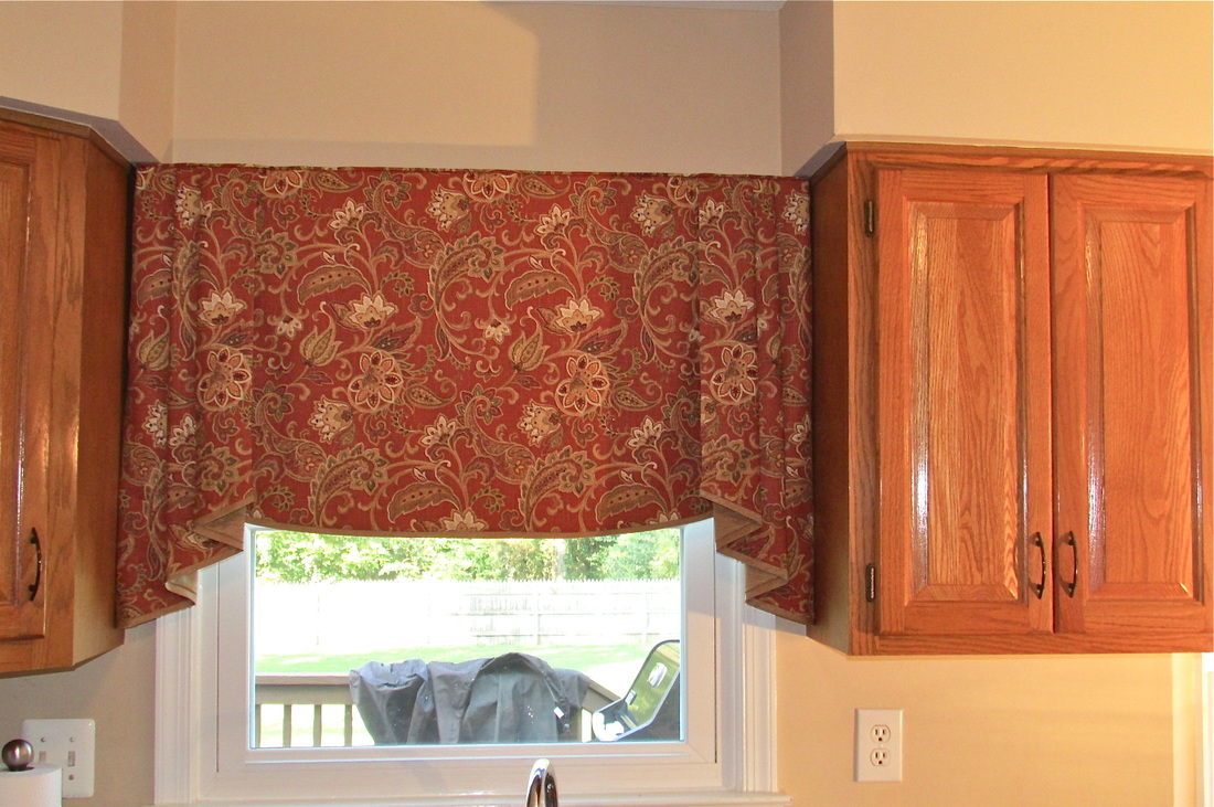photo of custom window treatment valance in kitchen